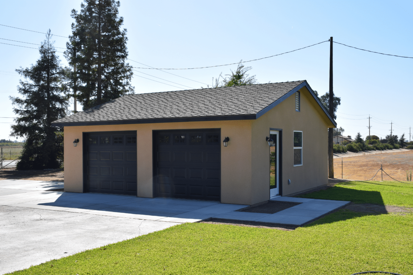 detached beige two car garage in dunlap ca